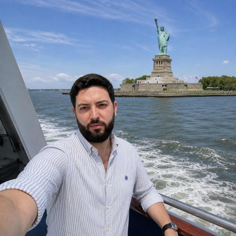 Janu Huerta en barco ante la Estatua de la Libertad